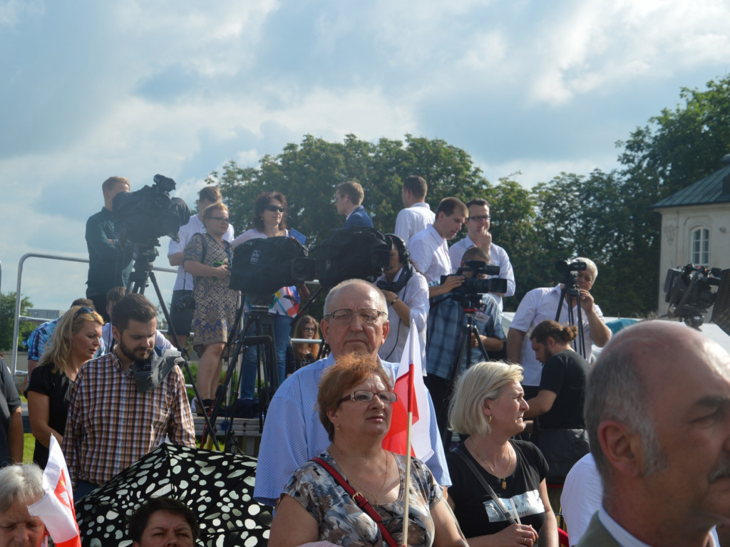 Radzyniacy oczekiwali i witali prezydenta RP na dziedzińcu pałacowym