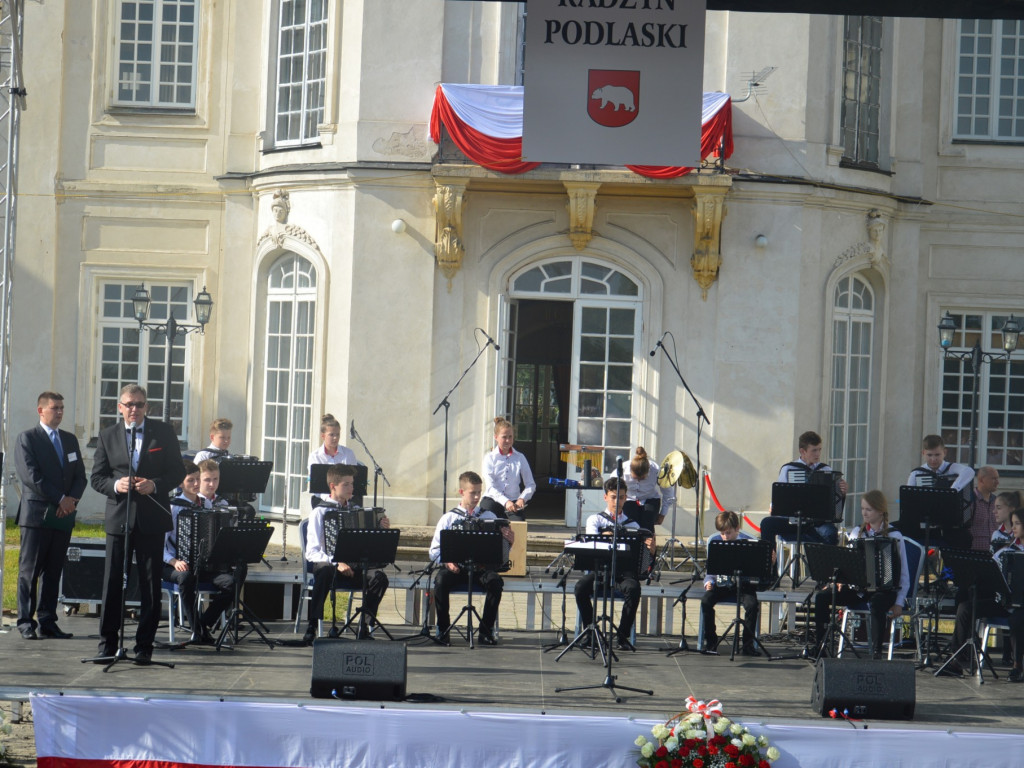 Radzyniacy oczekiwali i witali prezydenta RP na dziedzińcu pałacowym