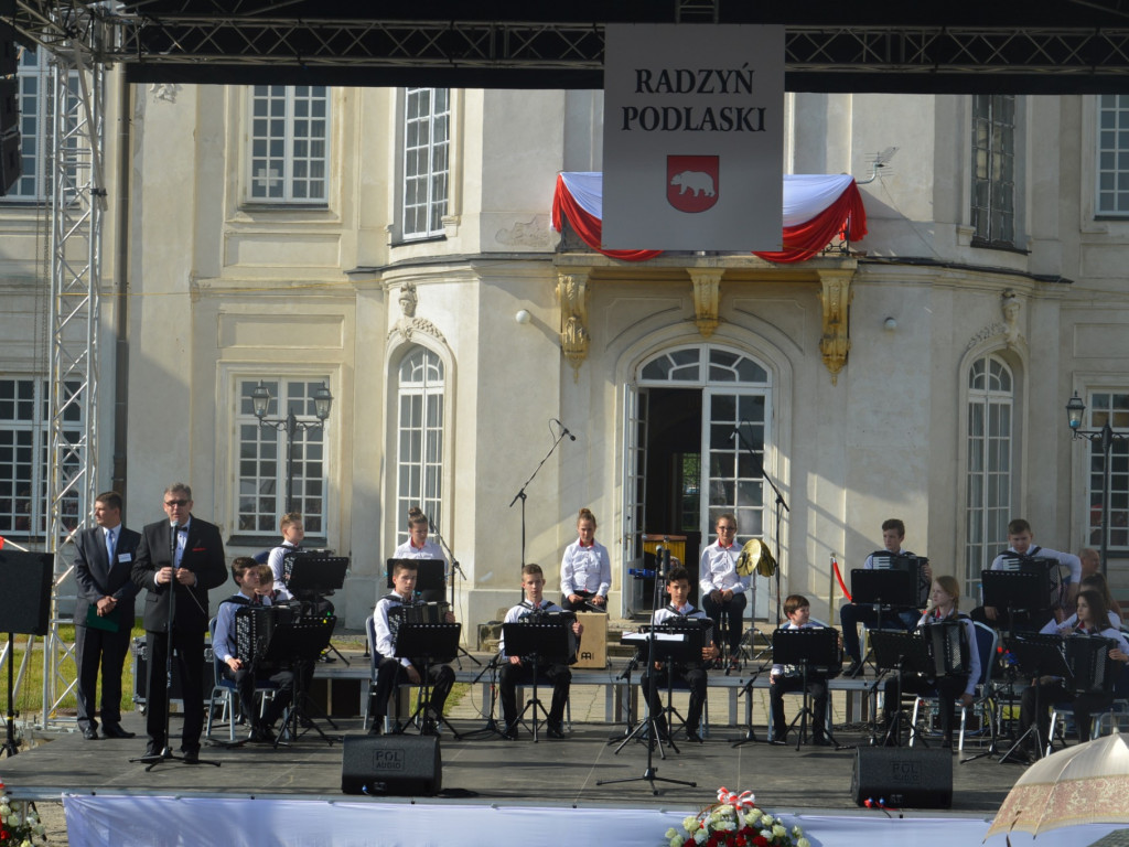 Radzyniacy oczekiwali i witali prezydenta RP na dziedzińcu pałacowym