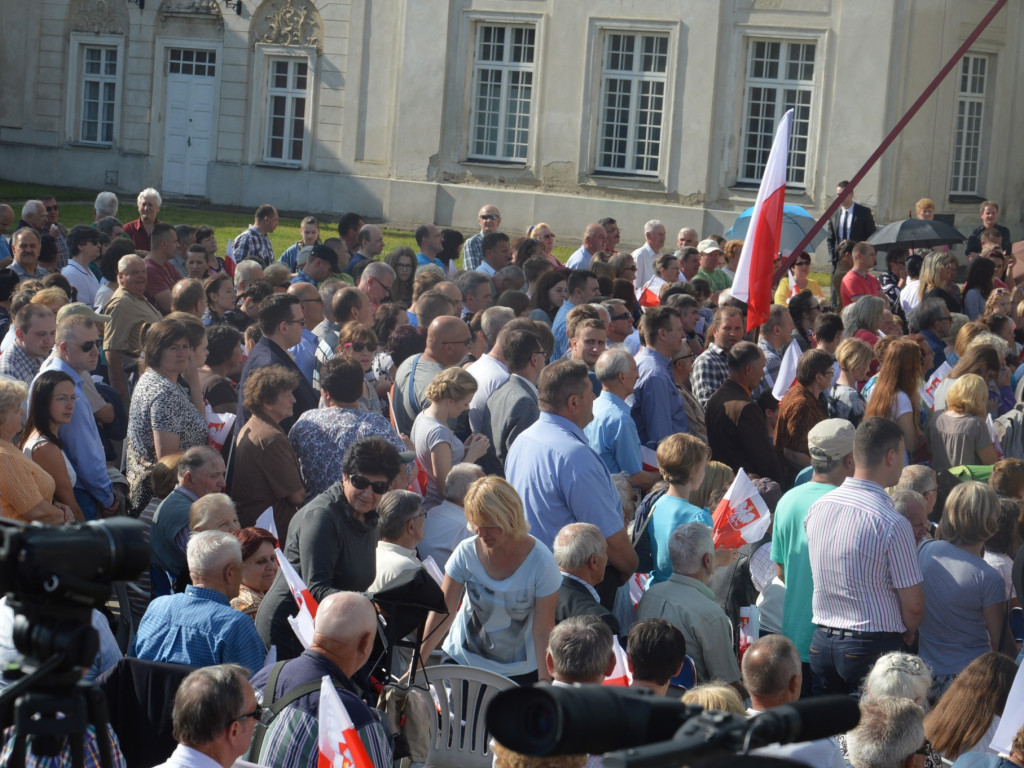 Radzyniacy oczekiwali i witali prezydenta RP na dziedzińcu pałacowym