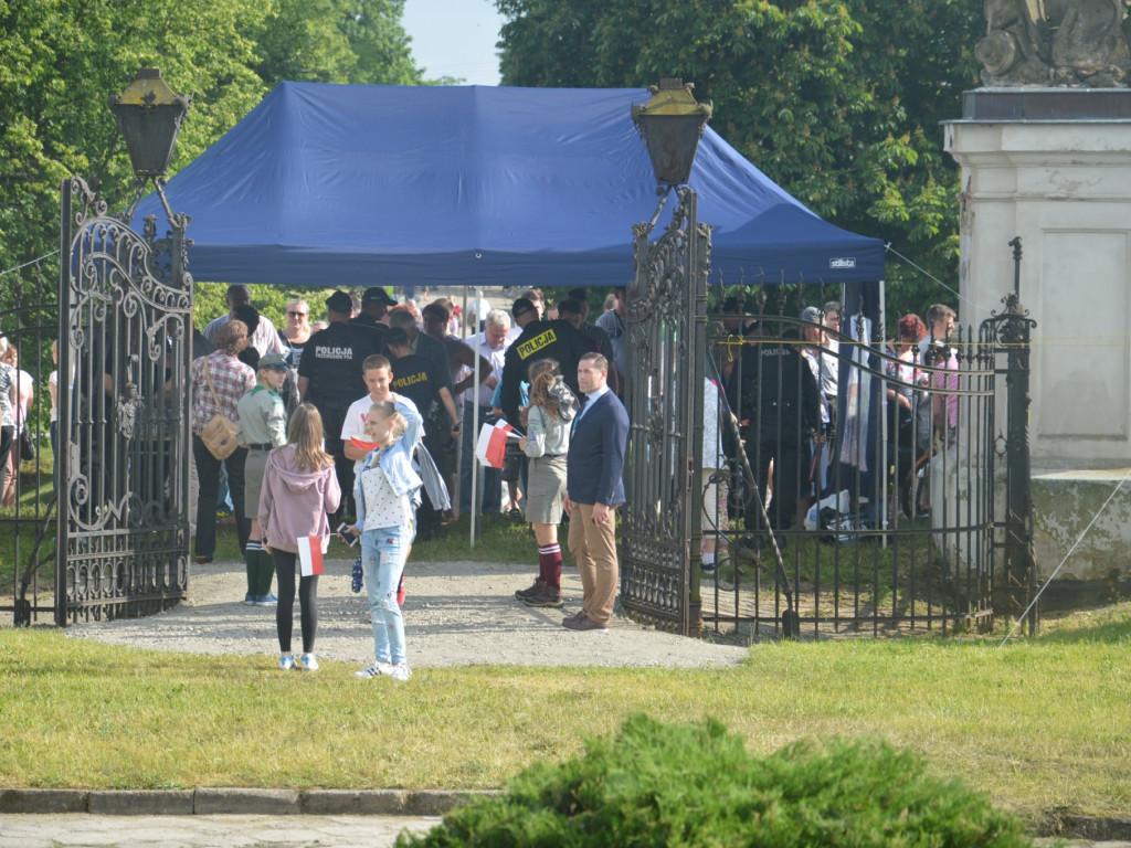 Radzyniacy oczekiwali i witali prezydenta RP na dziedzińcu pałacowym