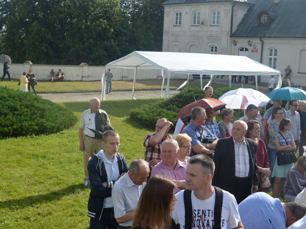Radzyniacy oczekiwali i witali prezydenta RP na dziedzińcu pałacowym