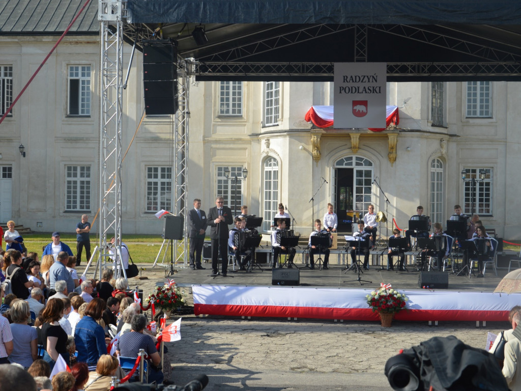 Radzyniacy oczekiwali i witali prezydenta RP na dziedzińcu pałacowym