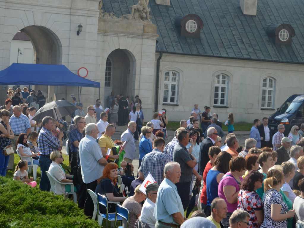 Radzyniacy oczekiwali i witali prezydenta RP na dziedzińcu pałacowym