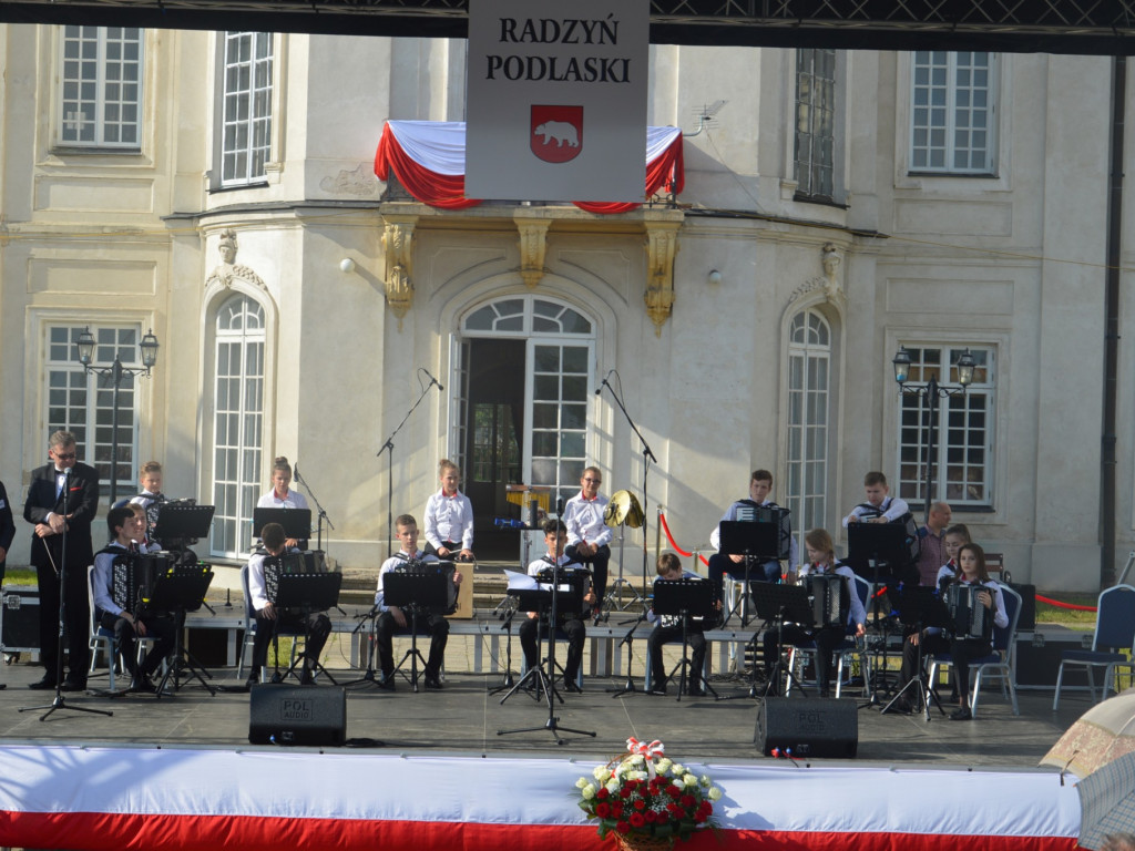 Radzyniacy oczekiwali i witali prezydenta RP na dziedzińcu pałacowym