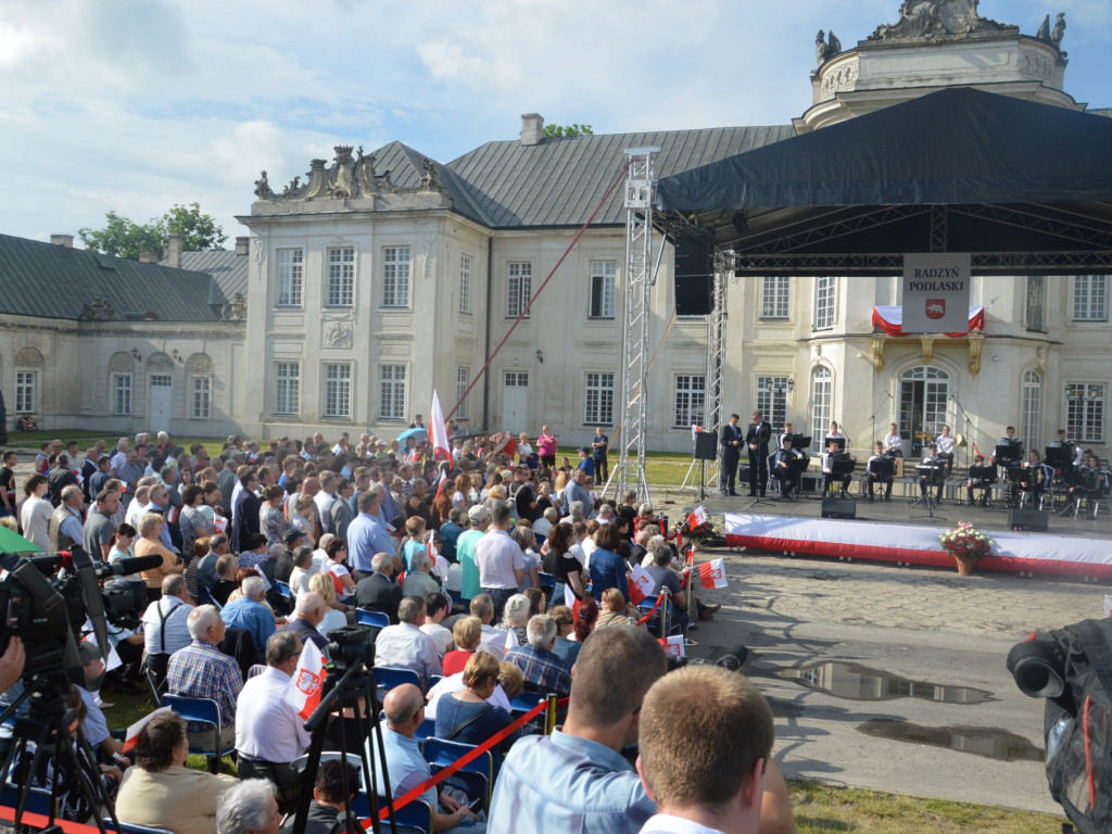 Radzyniacy oczekiwali i witali prezydenta RP na dziedzińcu pałacowym