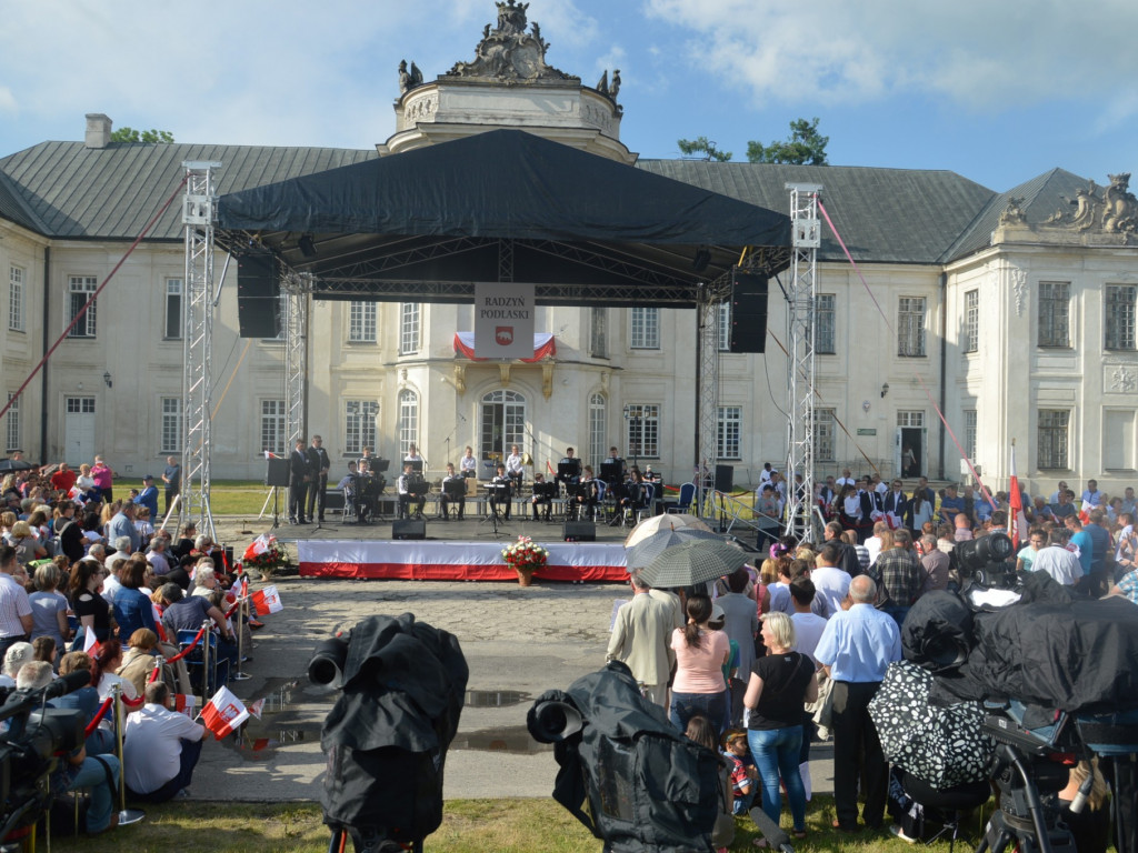 Radzyniacy oczekiwali i witali prezydenta RP na dziedzińcu pałacowym