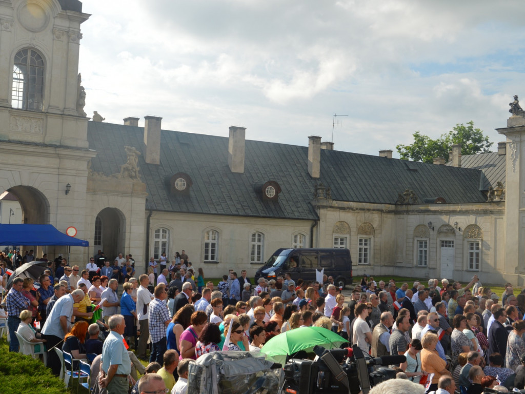 Radzyniacy oczekiwali i witali prezydenta RP na dziedzińcu pałacowym