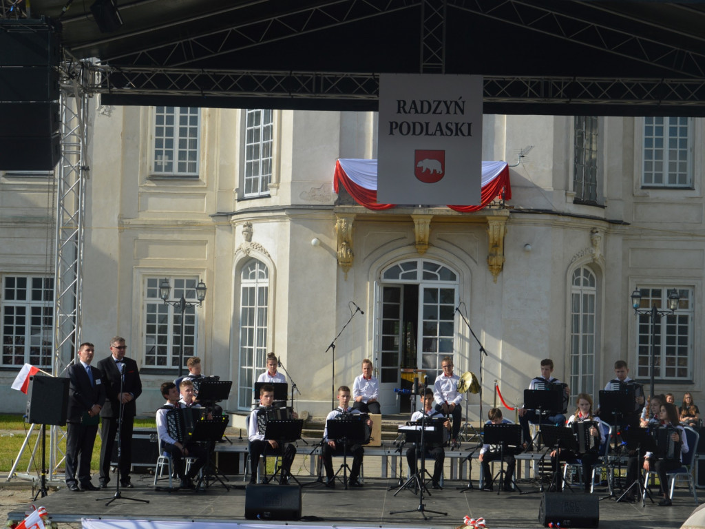 Radzyniacy oczekiwali i witali prezydenta RP na dziedzińcu pałacowym