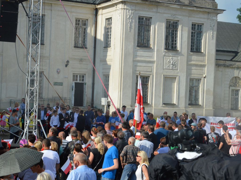 Radzyniacy oczekiwali i witali prezydenta RP na dziedzińcu pałacowym
