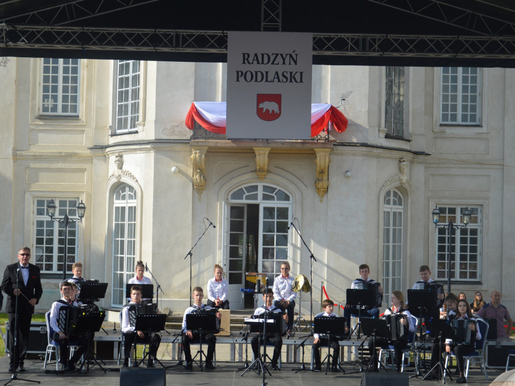 Radzyniacy oczekiwali i witali prezydenta RP na dziedzińcu pałacowym