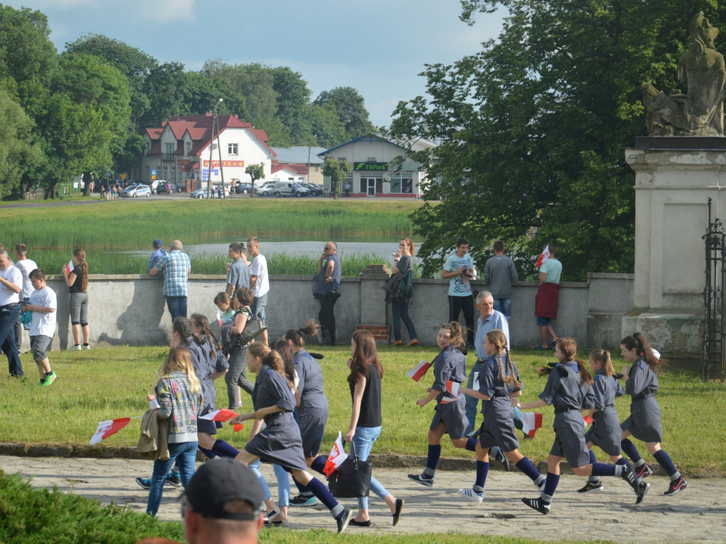 Radzyniacy oczekiwali i witali prezydenta RP na dziedzińcu pałacowym