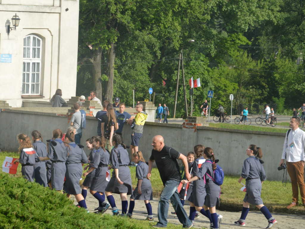 Radzyniacy oczekiwali i witali prezydenta RP na dziedzińcu pałacowym