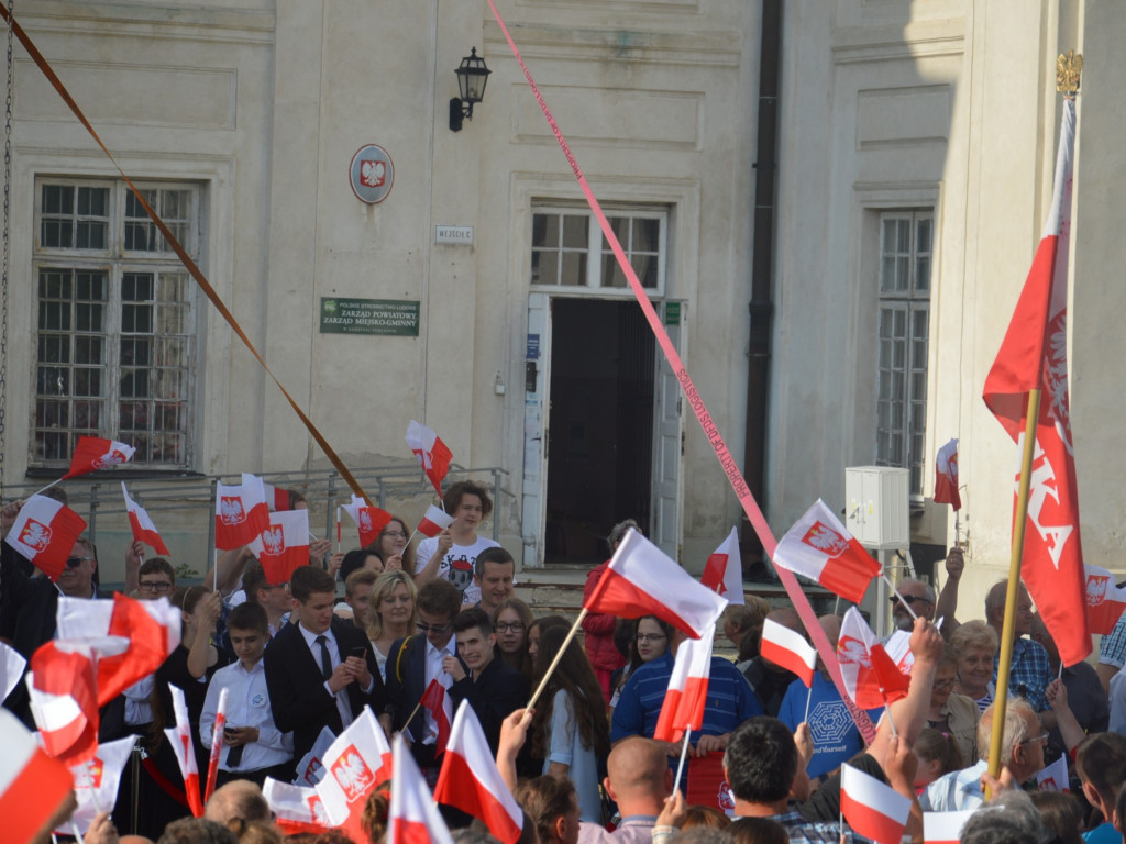 Radzyniacy oczekiwali i witali prezydenta RP na dziedzińcu pałacowym