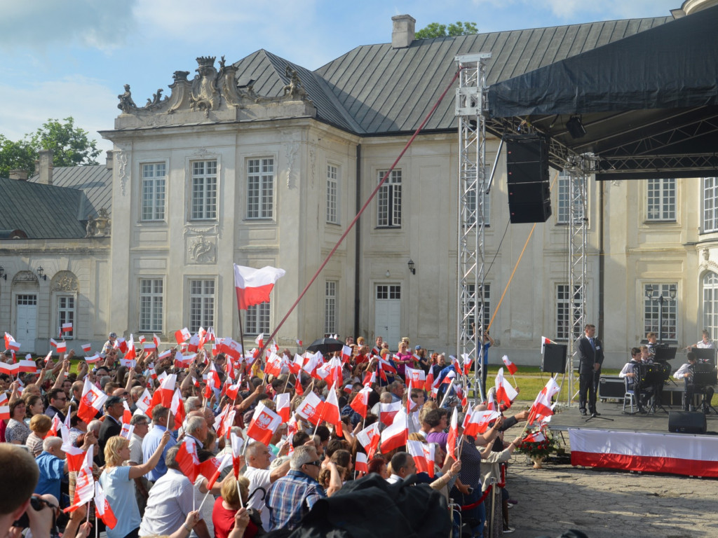 Radzyniacy oczekiwali i witali prezydenta RP na dziedzińcu pałacowym
