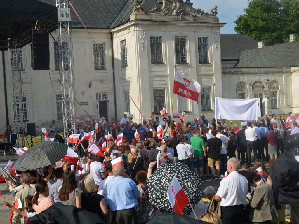 Radzyniacy oczekiwali i witali prezydenta RP na dziedzińcu pałacowym