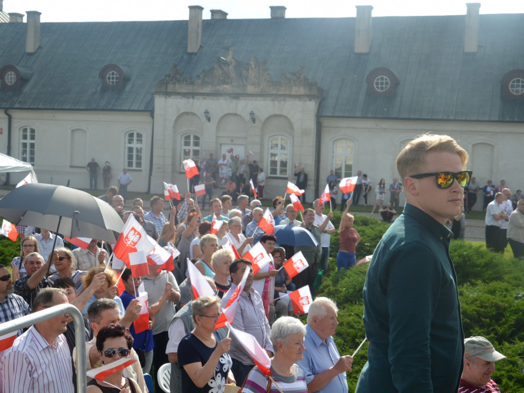 Radzyniacy oczekiwali i witali prezydenta RP na dziedzińcu pałacowym