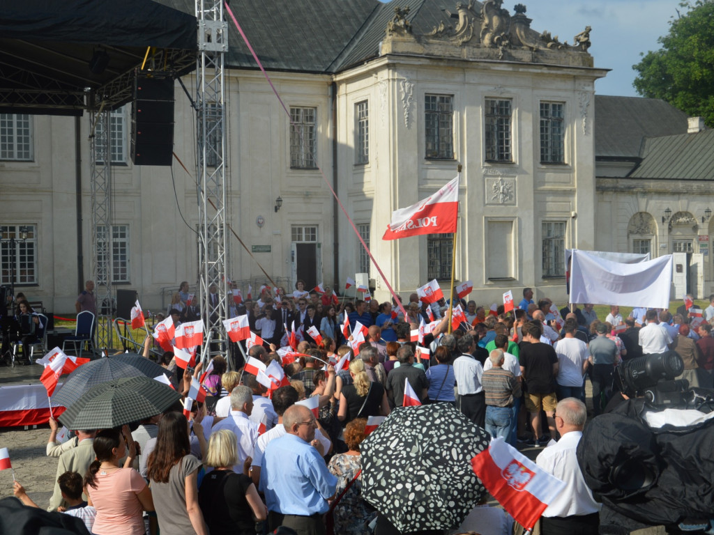 Radzyniacy oczekiwali i witali prezydenta RP na dziedzińcu pałacowym