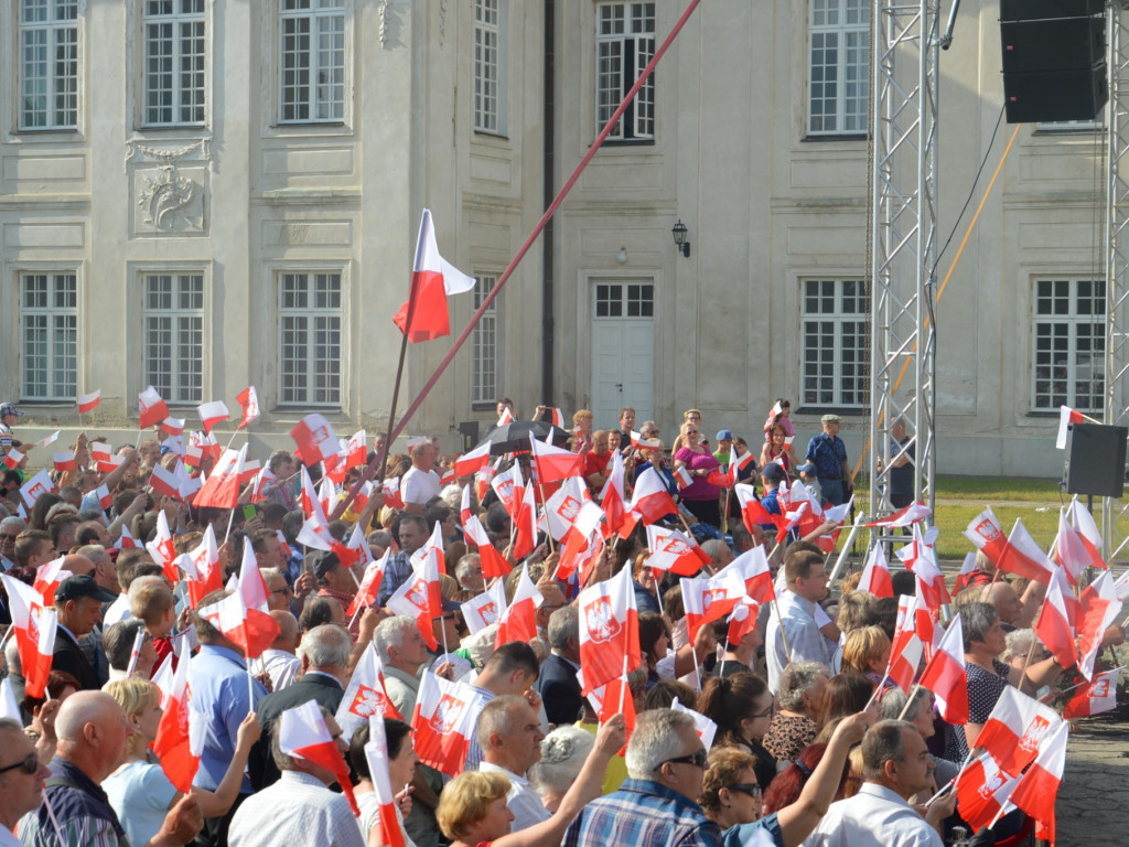 Radzyniacy oczekiwali i witali prezydenta RP na dziedzińcu pałacowym