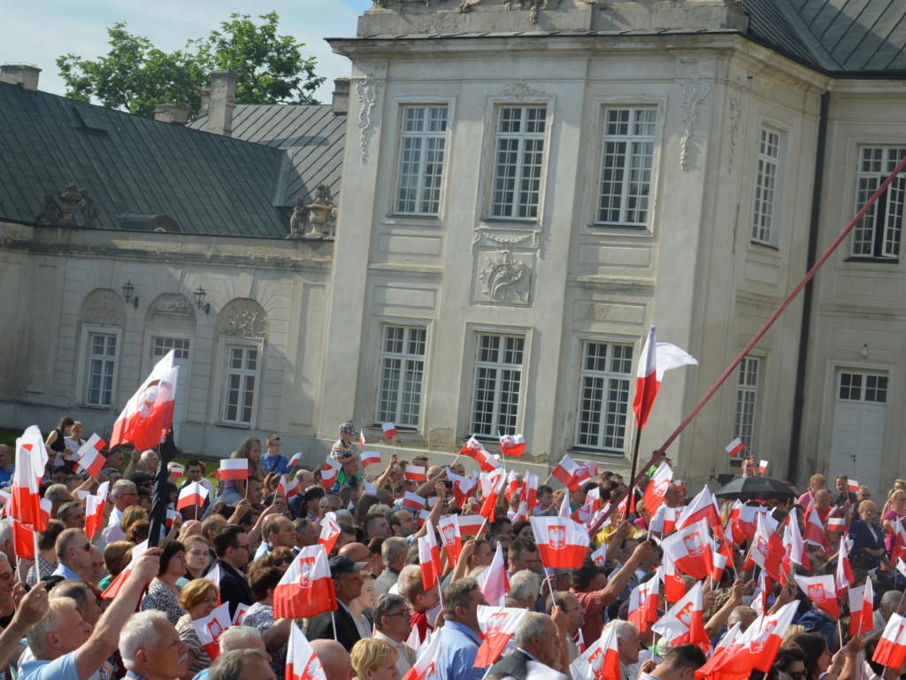 Radzyniacy oczekiwali i witali prezydenta RP na dziedzińcu pałacowym