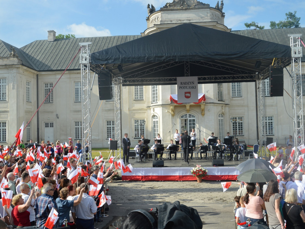 Radzyniacy oczekiwali i witali prezydenta RP na dziedzińcu pałacowym