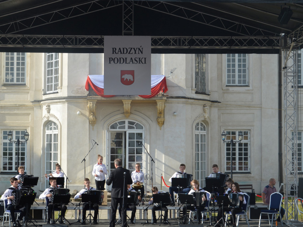 Radzyniacy oczekiwali i witali prezydenta RP na dziedzińcu pałacowym