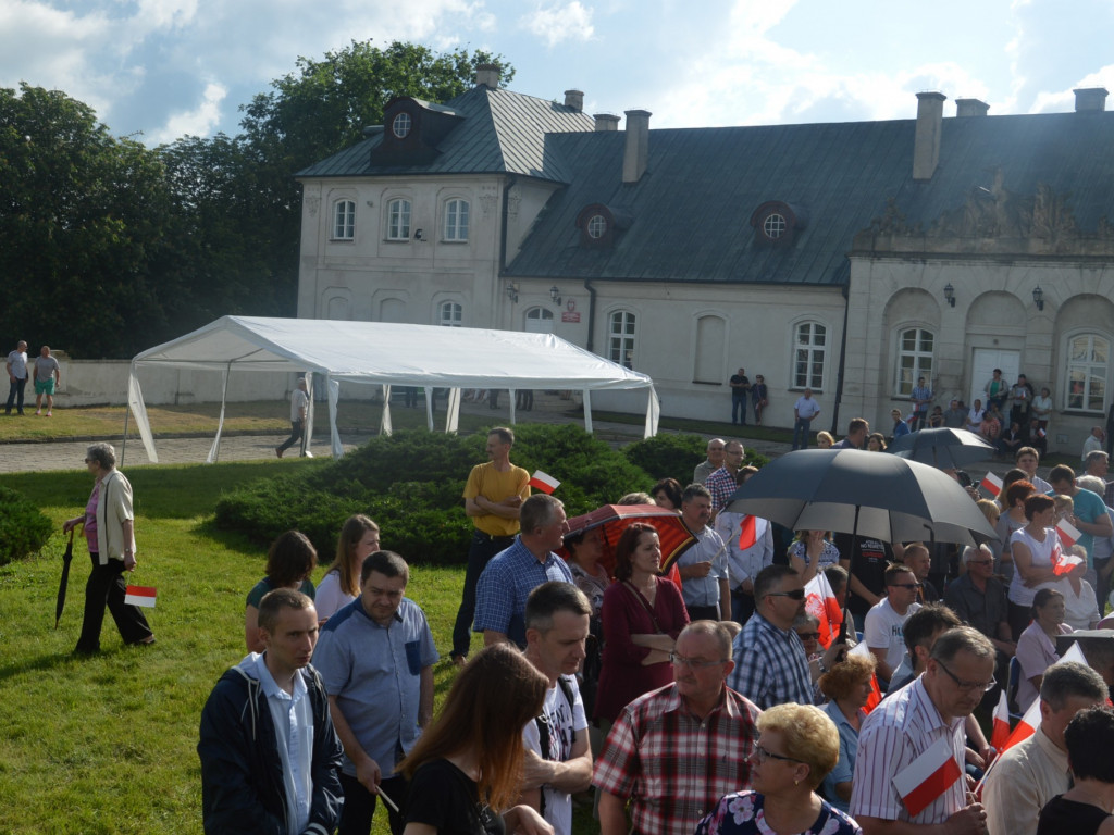 Radzyniacy oczekiwali i witali prezydenta RP na dziedzińcu pałacowym
