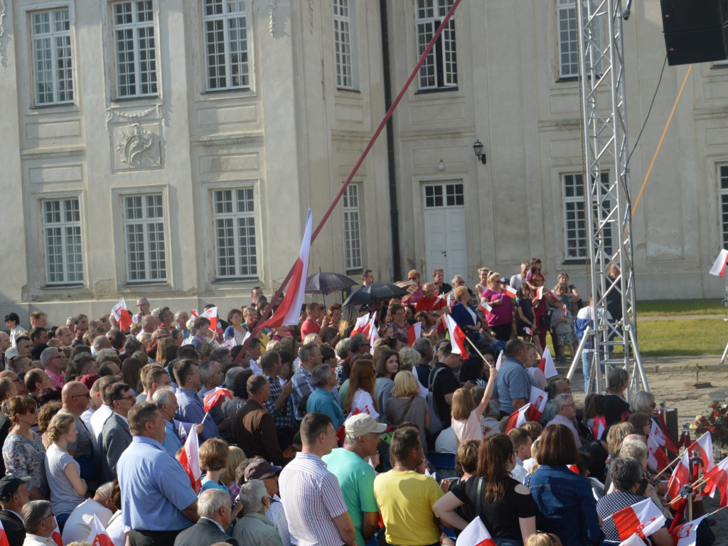 Radzyniacy oczekiwali i witali prezydenta RP na dziedzińcu pałacowym