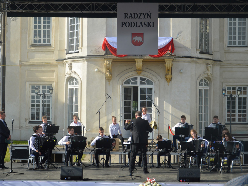 Radzyniacy oczekiwali i witali prezydenta RP na dziedzińcu pałacowym