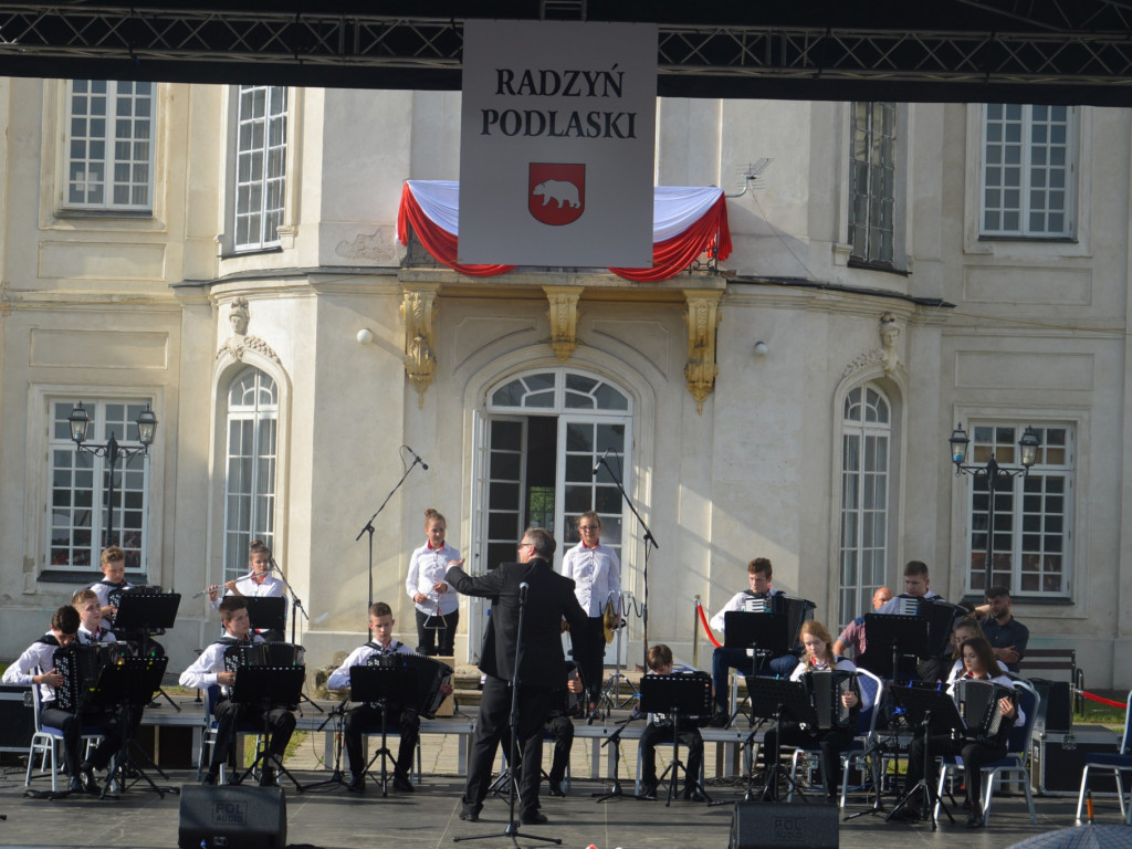 Radzyniacy oczekiwali i witali prezydenta RP na dziedzińcu pałacowym