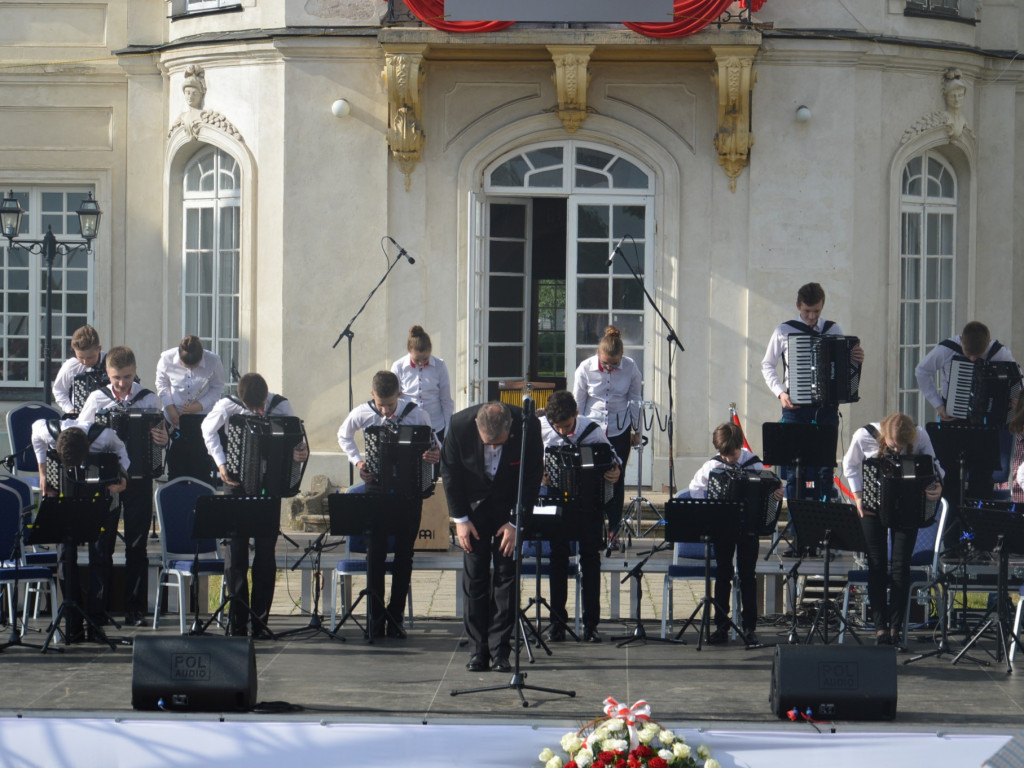 Radzyniacy oczekiwali i witali prezydenta RP na dziedzińcu pałacowym