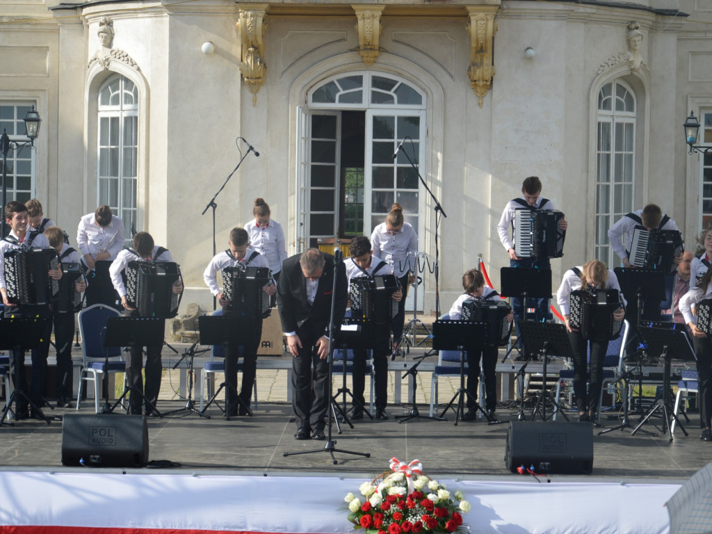Radzyniacy oczekiwali i witali prezydenta RP na dziedzińcu pałacowym