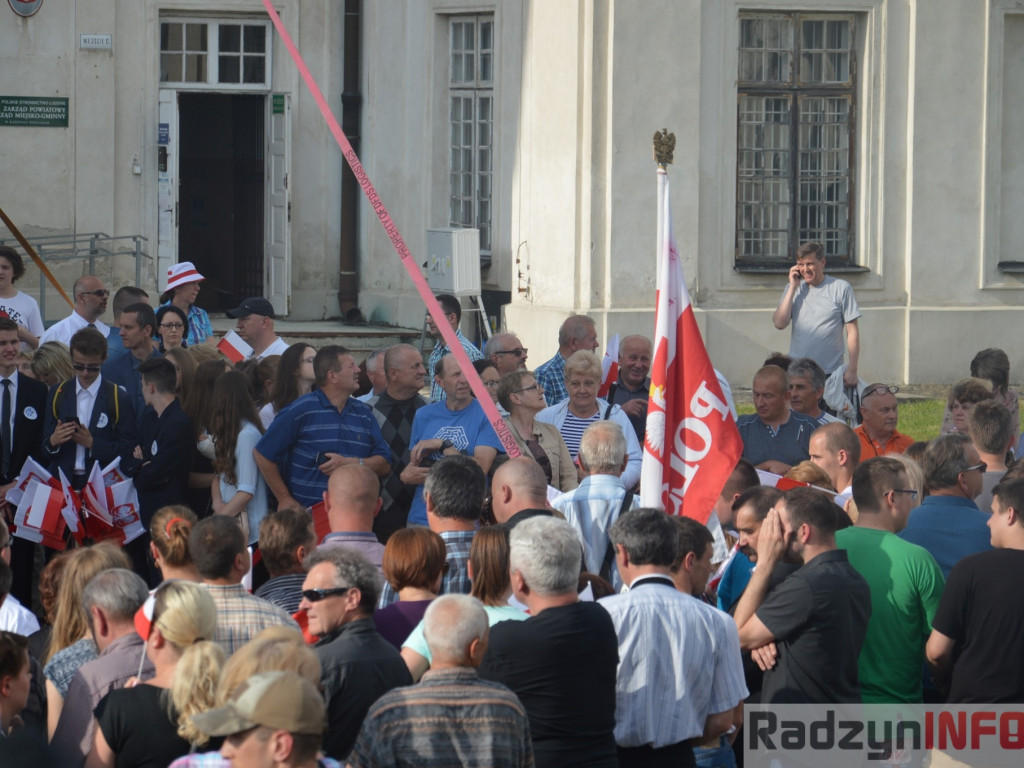 Radzyniacy oczekiwali i witali prezydenta RP na dziedzińcu pałacowym