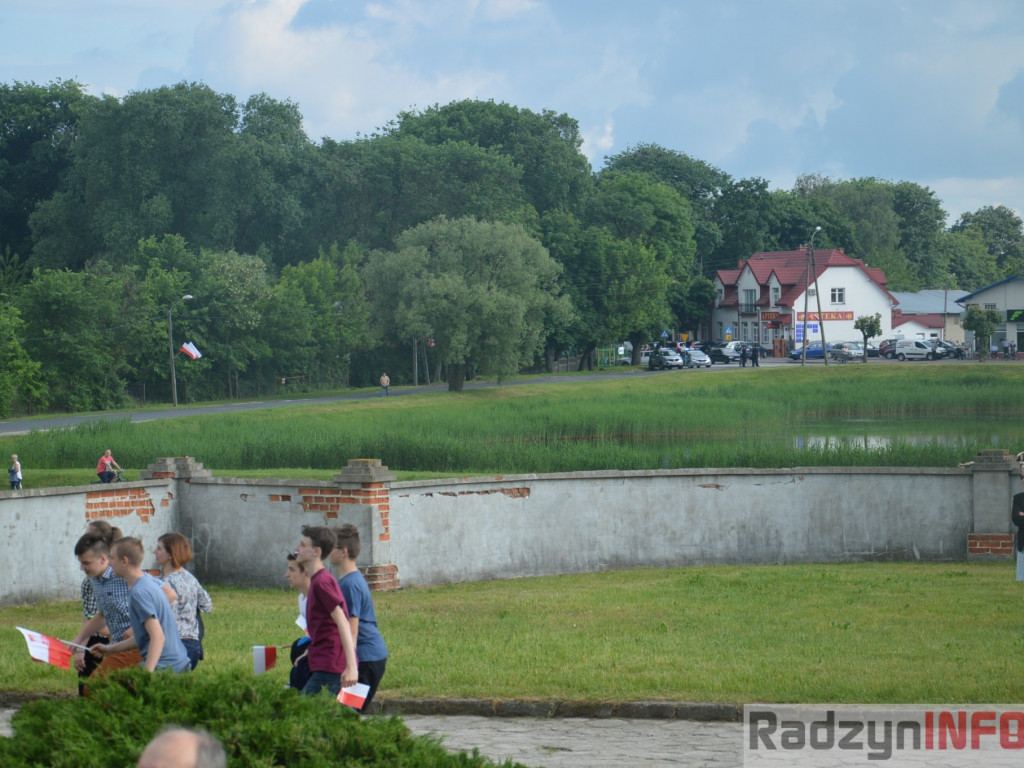 Radzyniacy oczekiwali i witali prezydenta RP na dziedzińcu pałacowym