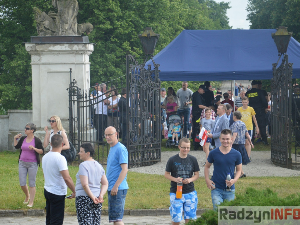 Radzyniacy oczekiwali i witali prezydenta RP na dziedzińcu pałacowym