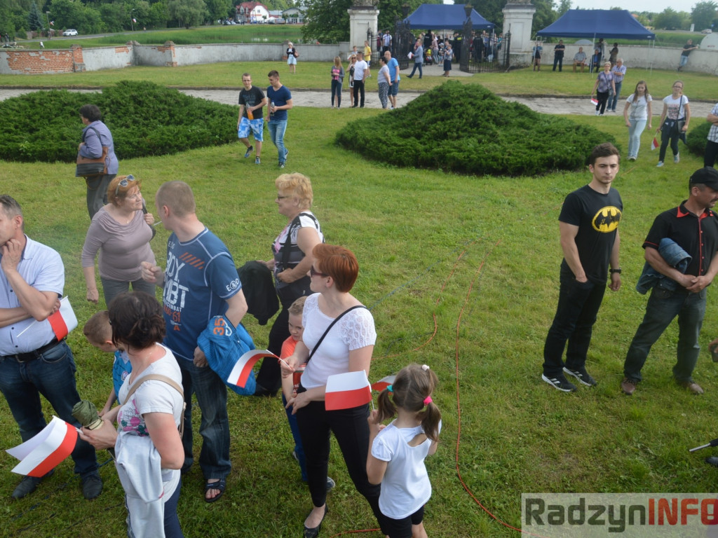 Radzyniacy oczekiwali i witali prezydenta RP na dziedzińcu pałacowym
