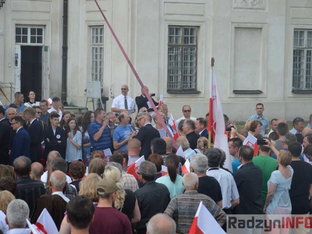 Radzyniacy oczekiwali i witali prezydenta RP na dziedzińcu pałacowym