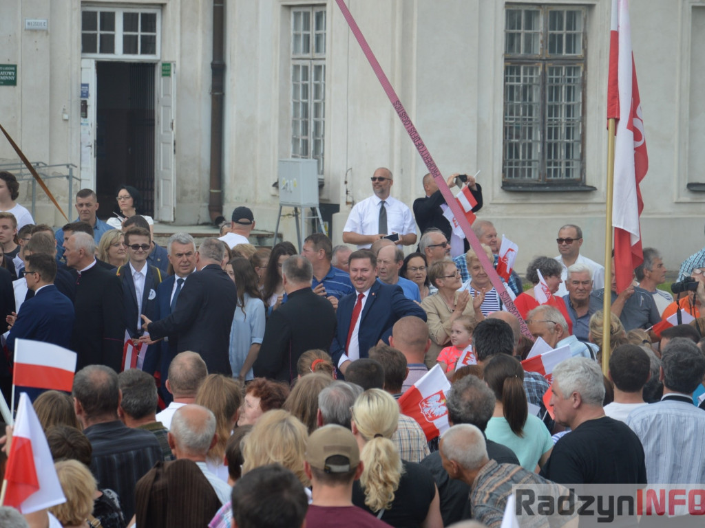Radzyniacy oczekiwali i witali prezydenta RP na dziedzińcu pałacowym