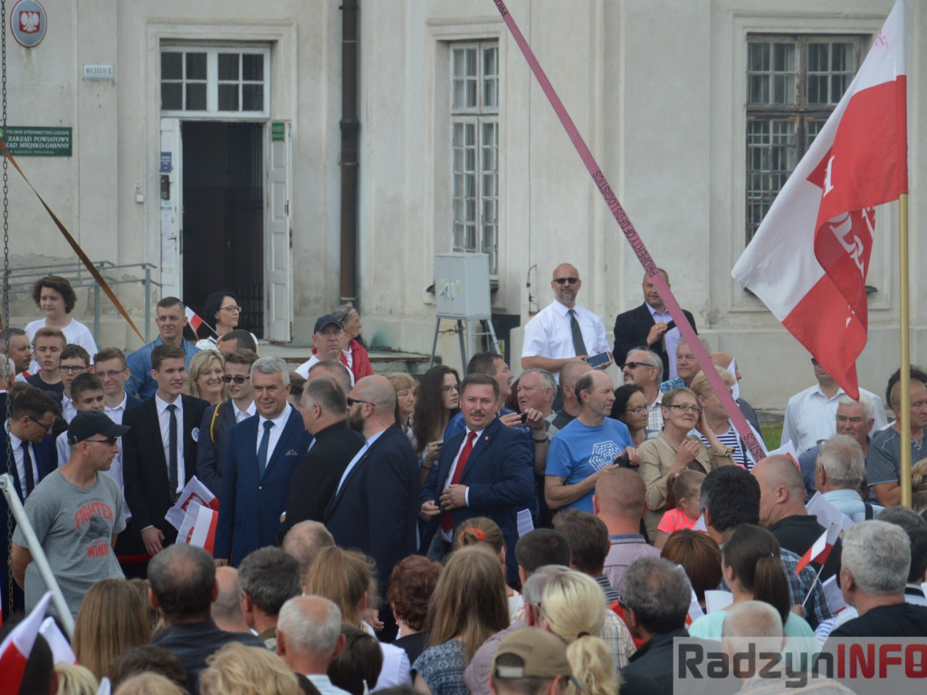 Radzyniacy oczekiwali i witali prezydenta RP na dziedzińcu pałacowym
