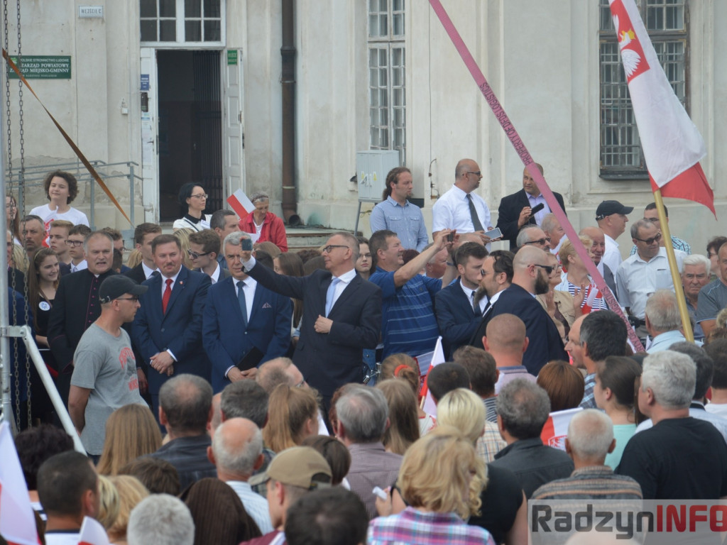 Radzyniacy oczekiwali i witali prezydenta RP na dziedzińcu pałacowym