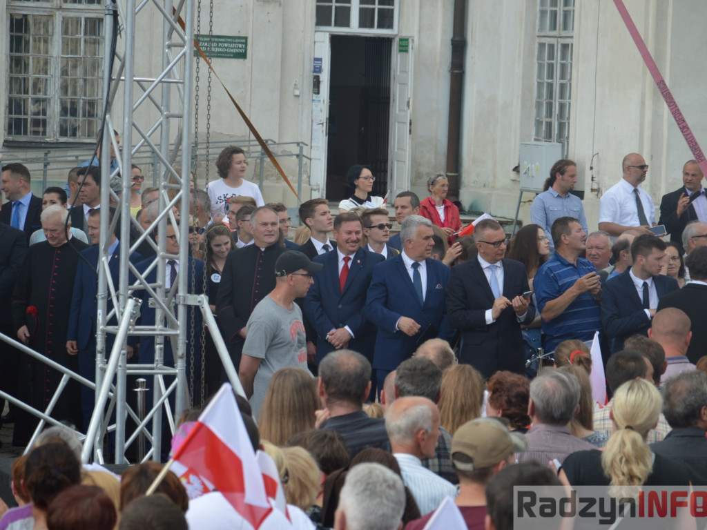 Radzyniacy oczekiwali i witali prezydenta RP na dziedzińcu pałacowym