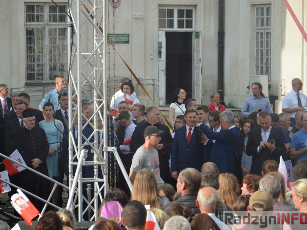 Radzyniacy oczekiwali i witali prezydenta RP na dziedzińcu pałacowym