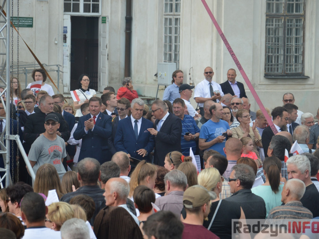 Radzyniacy oczekiwali i witali prezydenta RP na dziedzińcu pałacowym