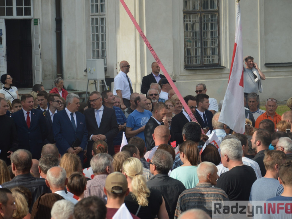 Radzyniacy oczekiwali i witali prezydenta RP na dziedzińcu pałacowym