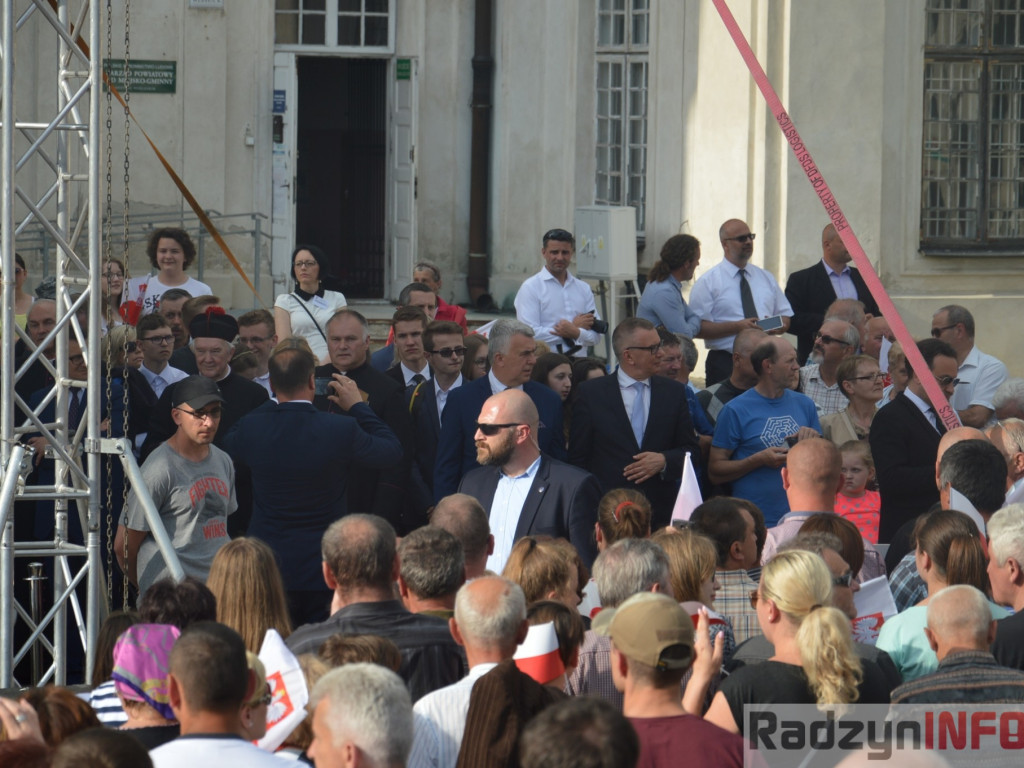 Radzyniacy oczekiwali i witali prezydenta RP na dziedzińcu pałacowym