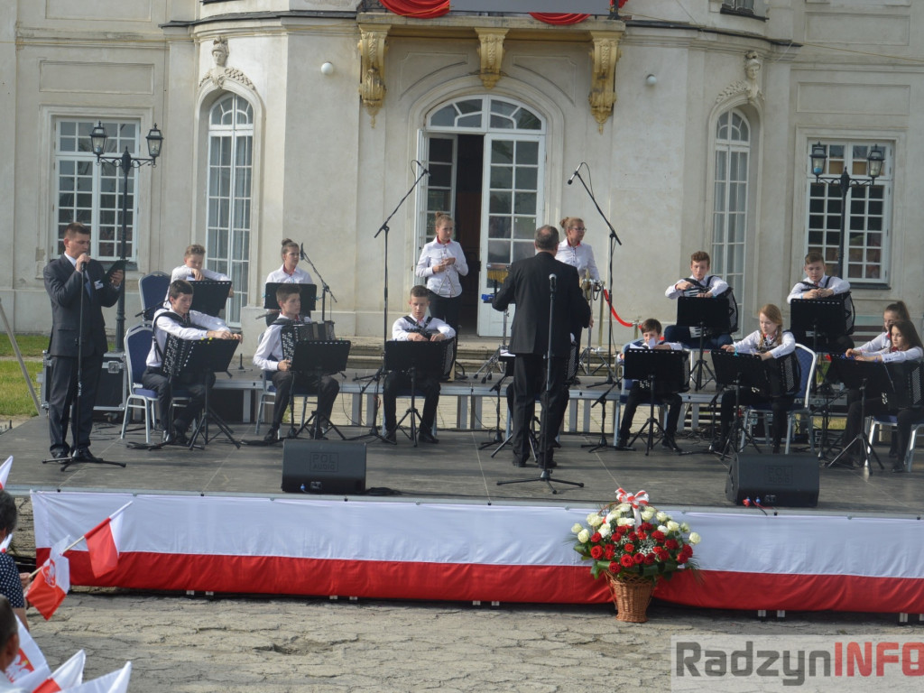 Radzyniacy oczekiwali i witali prezydenta RP na dziedzińcu pałacowym