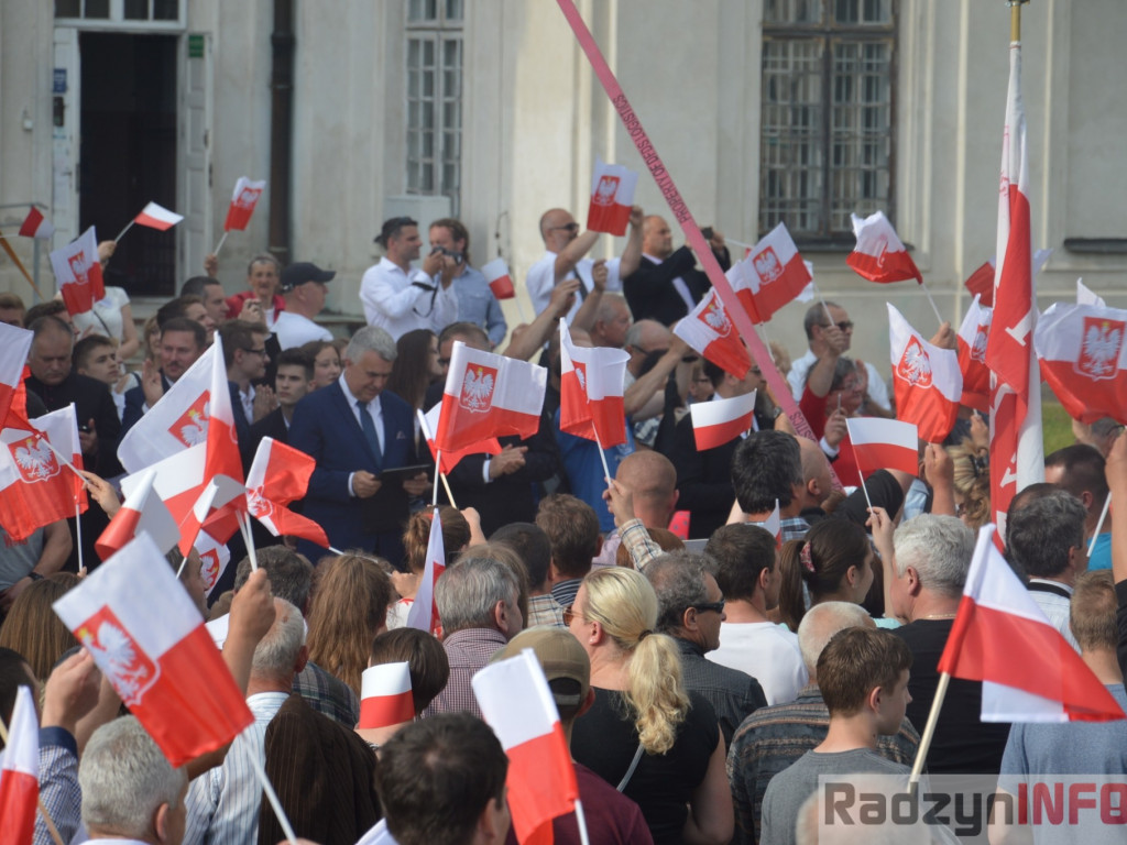 Radzyniacy oczekiwali i witali prezydenta RP na dziedzińcu pałacowym
