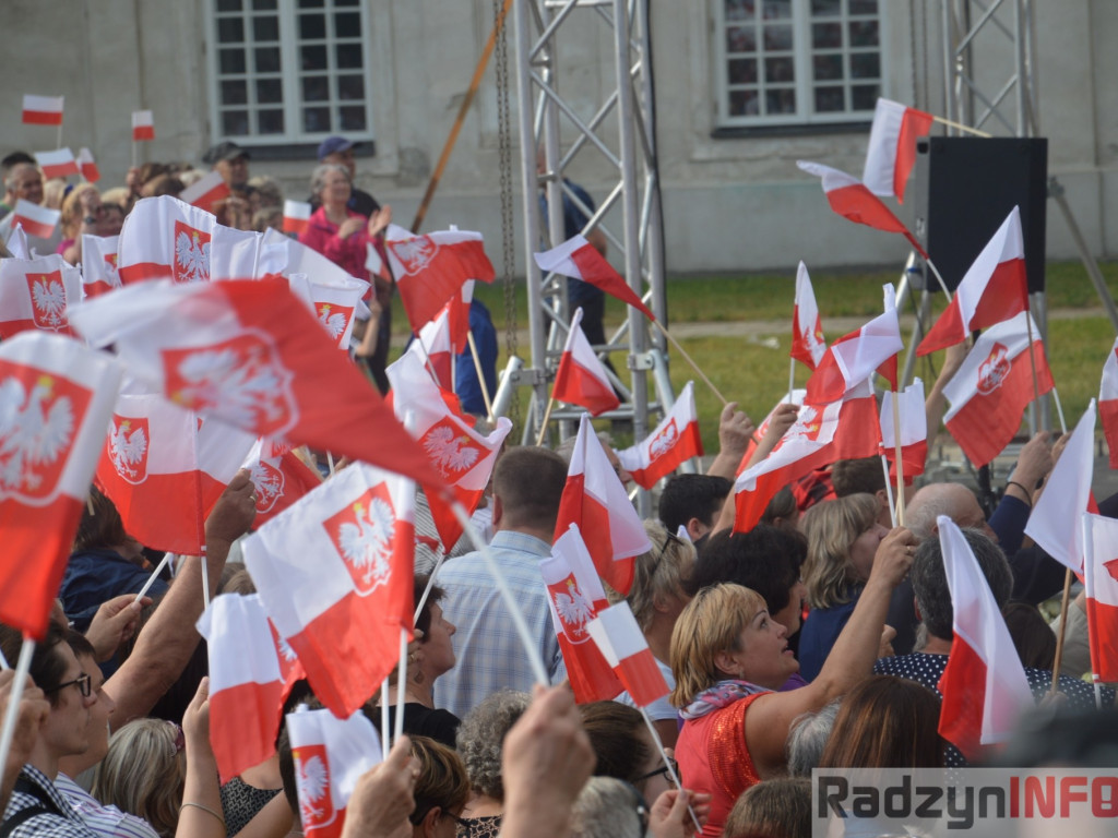 Radzyniacy oczekiwali i witali prezydenta RP na dziedzińcu pałacowym