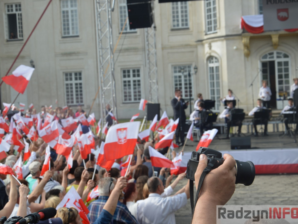 Radzyniacy oczekiwali i witali prezydenta RP na dziedzińcu pałacowym