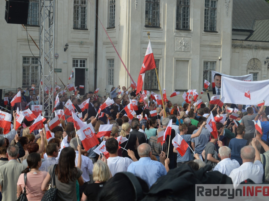 Radzyniacy oczekiwali i witali prezydenta RP na dziedzińcu pałacowym